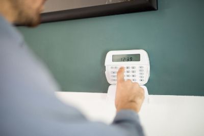 Evde Alarm Sistemi Nasıl Seçilir ve Kurulur? Adım Adım Rehber Evde Alarm Sistemi Nasıl Seçilir ve Kurulur? Adım Adım Rehber